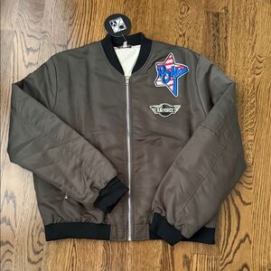 Cozy Casual Olive Green Bomber Jacket with Patch Details medium